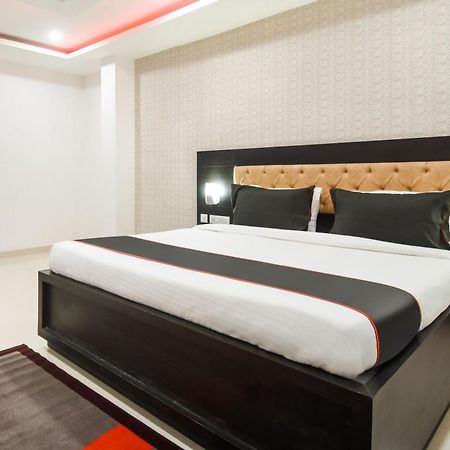 Collection O Red Velvet Premium Hotel Balianta Exterior foto