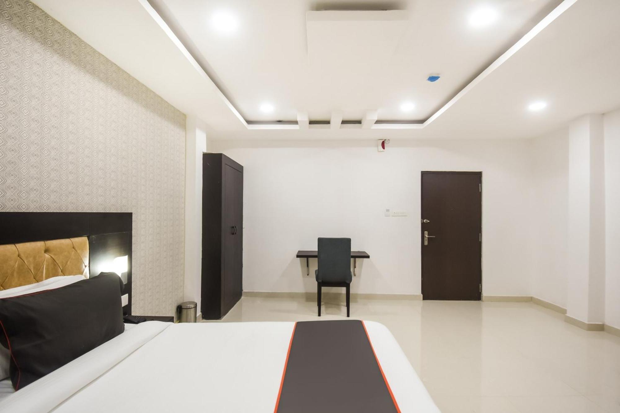 Collection O Red Velvet Premium Hotel Balianta Exterior foto