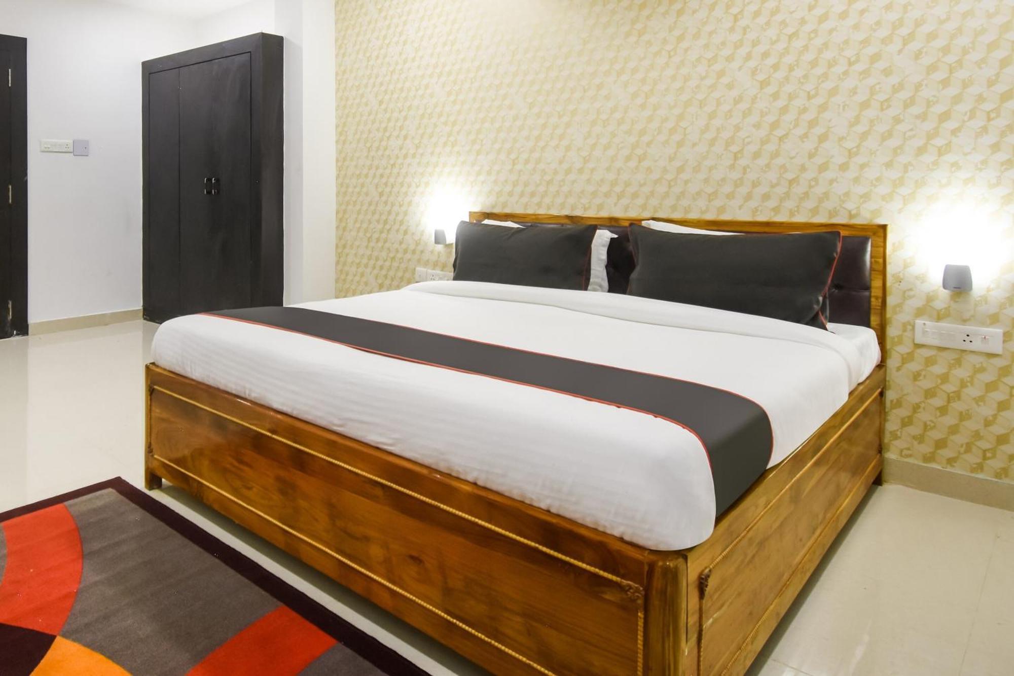 Collection O Red Velvet Premium Hotel Balianta Exterior foto