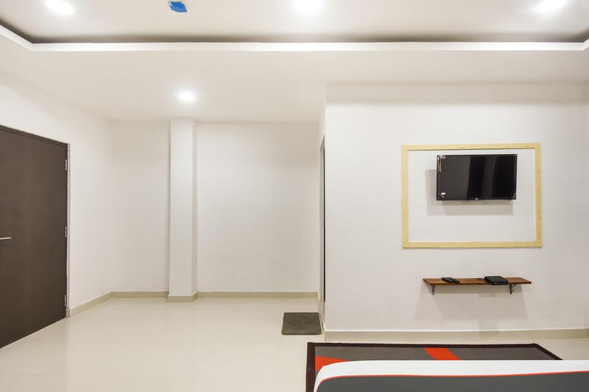 Collection O Red Velvet Premium Hotel Balianta Exterior foto